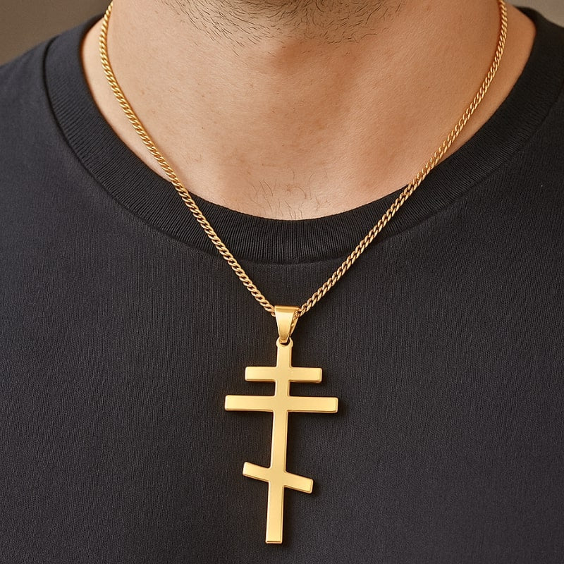 Collier croix orthodoxe en couleur or porté par un homme