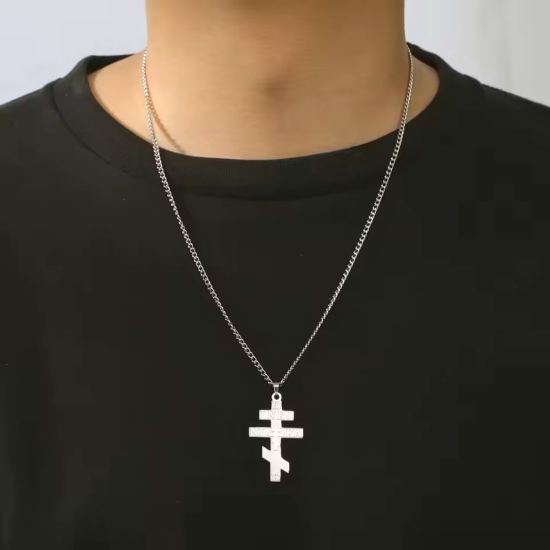 Collier croix orthodoxe russe argenté porté lifestyle bijou religieux unisexe
