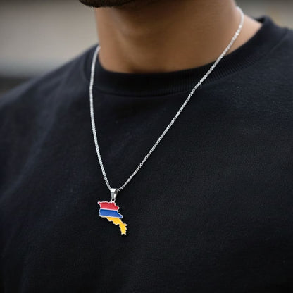 Pendentif arménien aux couleurs du drapeau porté par un homme 