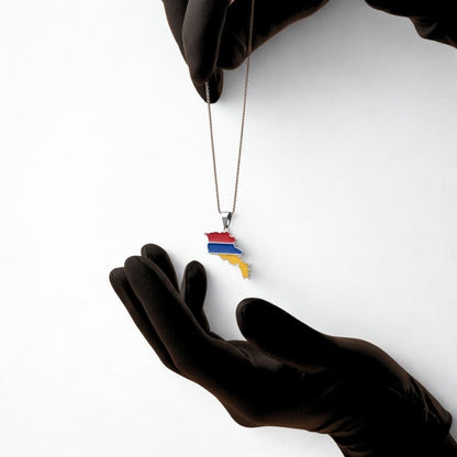 Bijou du drapeau de l'Arménie en argent dans un studio photo professionnel