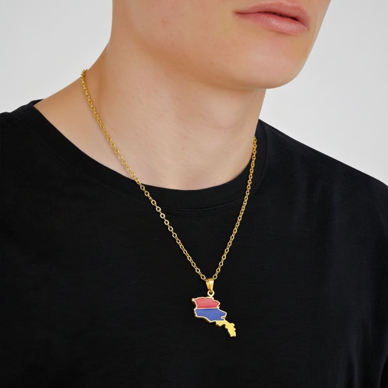 Pendentif drapeau arménien en or porté par un homme