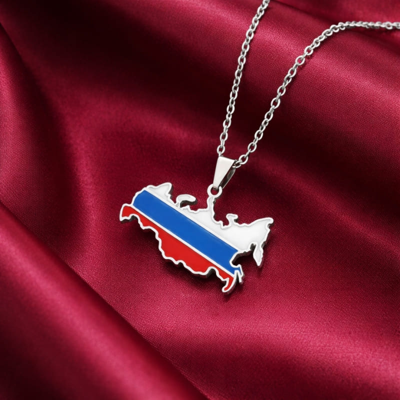 Collier du drapeau russe en argent posé sur un satin rouge délicat