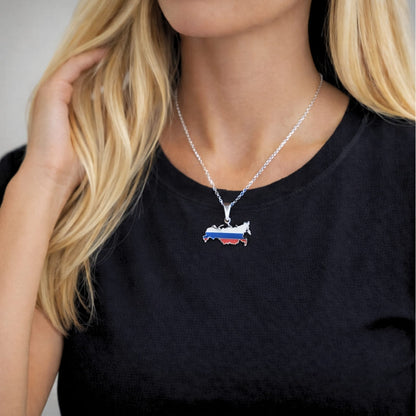 Collier de la Russie représentant le drapeau et la carte du pays sur une femme