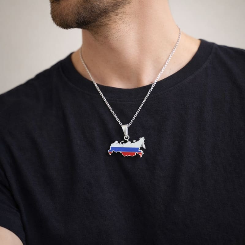 Pendentif russe en argent aux couleurs du drapeau porté par un homme