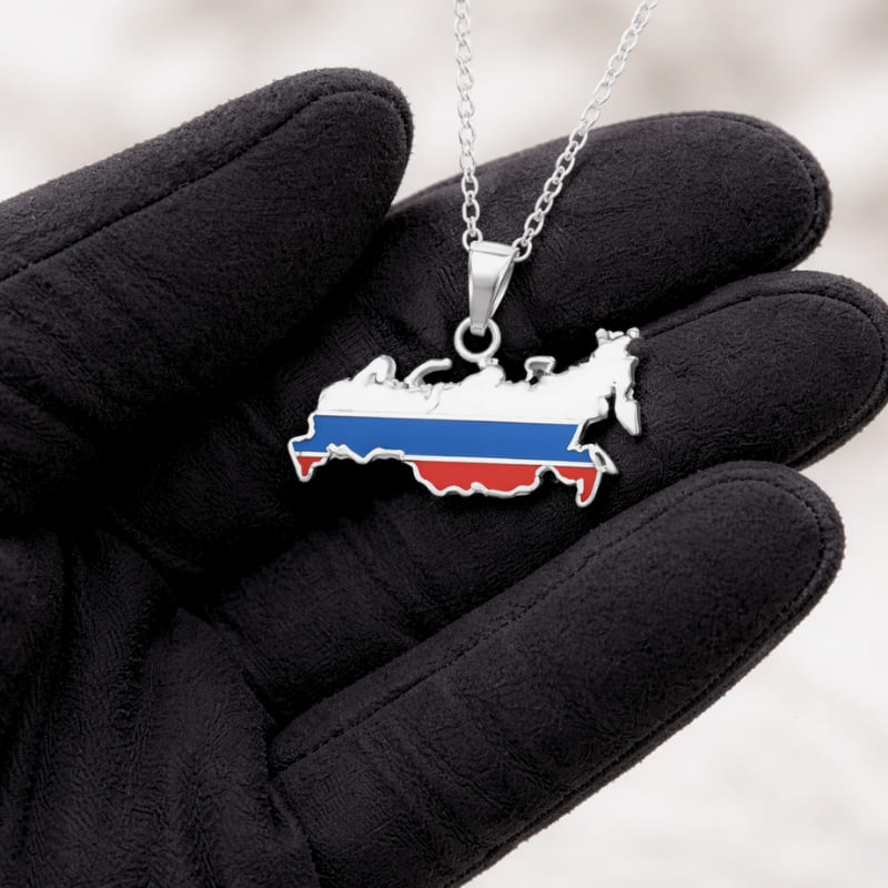 Bijou collier russe du pays dans la main d'un bijoutier