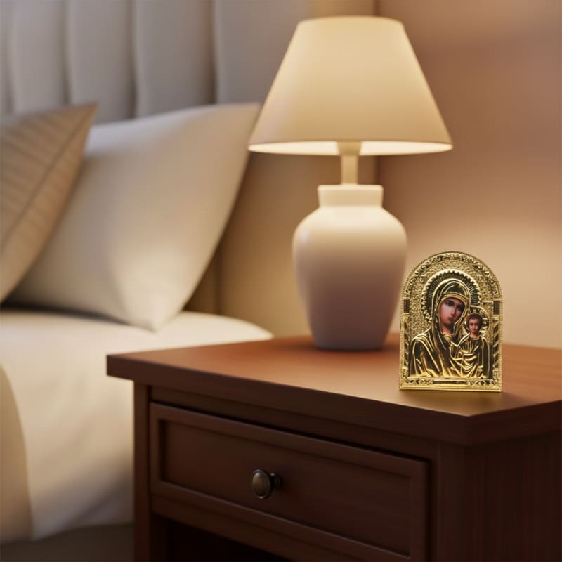 Icône orthodoxe en or de la Vierge Marie et Jésus enfant sur une table de chevet