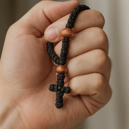 Tchotki orthodoxe noir tenu en main, 33 grains